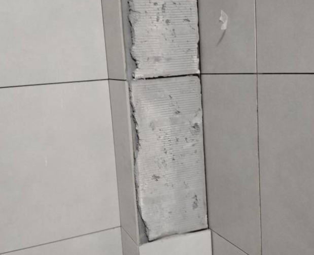 开平瓷砖空鼓维修公司分享下瓷砖施工前基层浇水润湿程度不足，可能导致以下问题